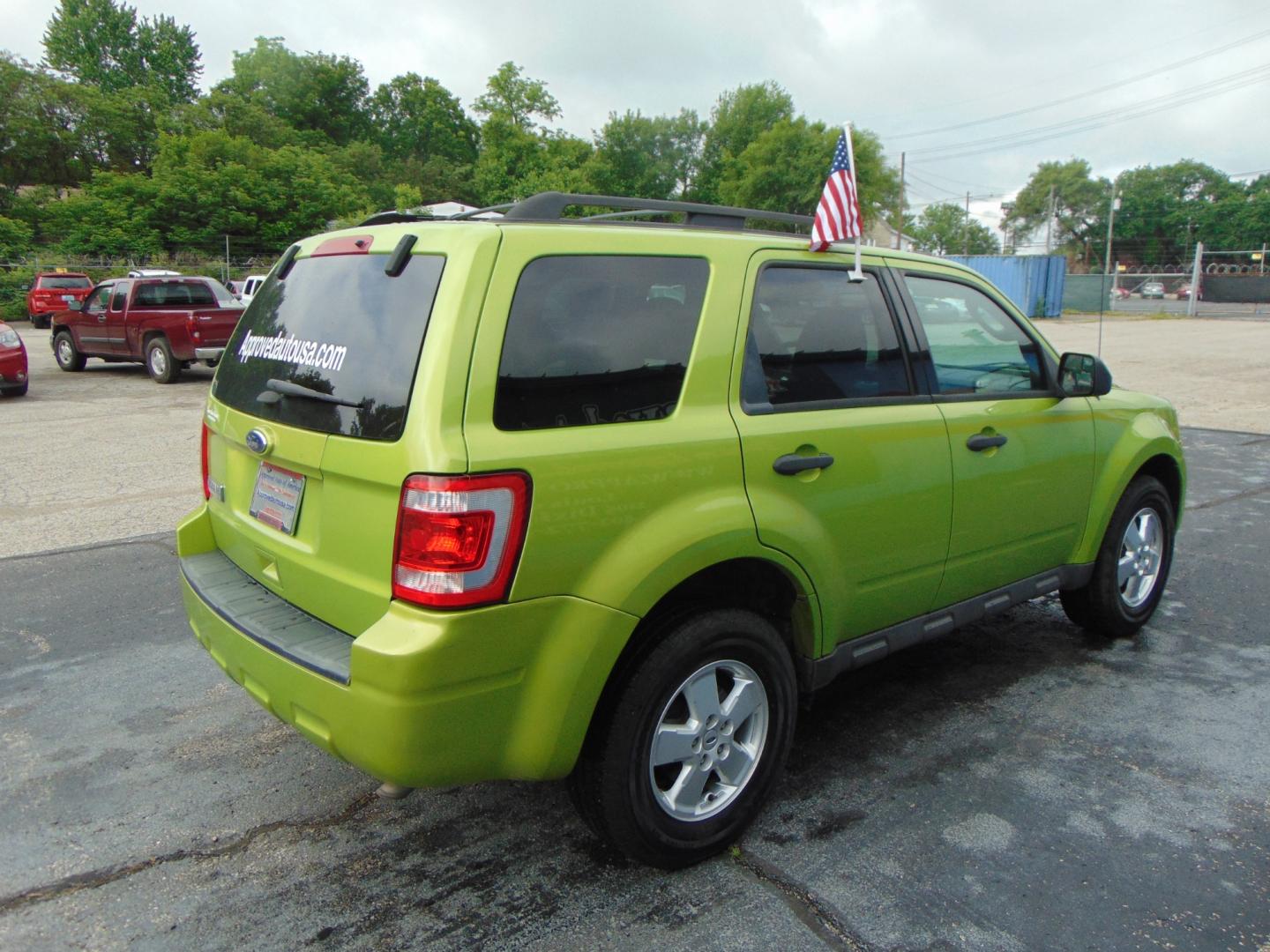 2012 Green Ford Escape (1FMCU0D77CK) with an 4-Cyl 2.5 Liter engine, Automatic, 6-Spd transmission, located at 2105 Dixie Hwy, Louisville, KY, 40210, (502) 772-3333, 38.220932, -85.795441 - Photo#6